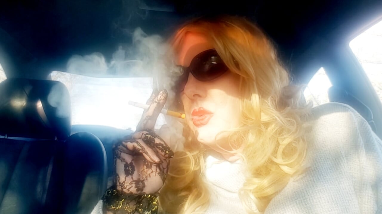 SRA. ROMAN FUMANDO MARLBORO 100'S EN SU COCHE