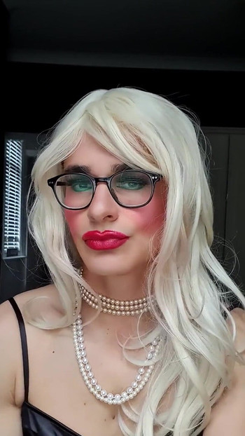 穿着我的黑色缎面礼服戏弄你, 全妆, 珍珠, 歌剧皮手套, 丝袜, 吊带, 珍珠, 贞操, 金发女郎