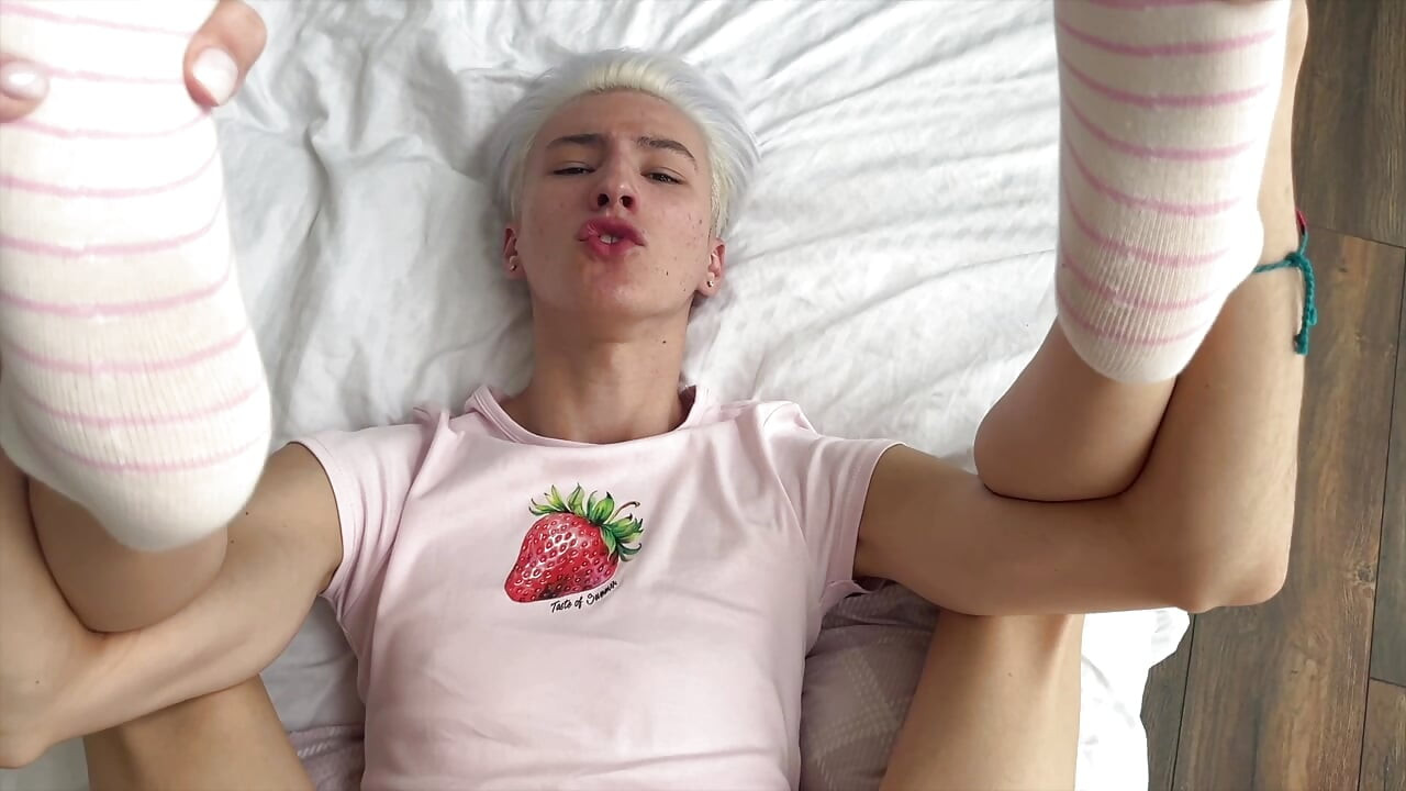 Stepdad's big cock enters twink's tight hole and cums