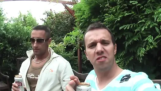 İki Arkadaş Bir Ateşli Sikişi Paylaşıyor - Azgın Alman Hatun En Iyi Arkadaşlar Tarafından Çifte Sikiliyor