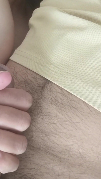 Stiskala je svoje velike sise i tresla je i izvukla vodu | Klip 1