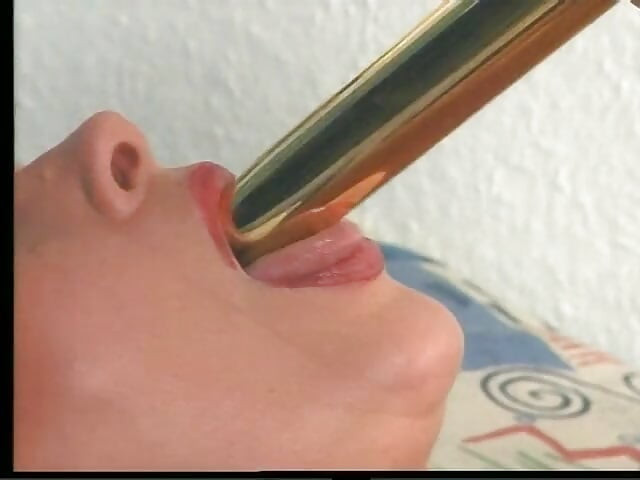 Sarışın nine amına dildo yaparken çorap giyiyor