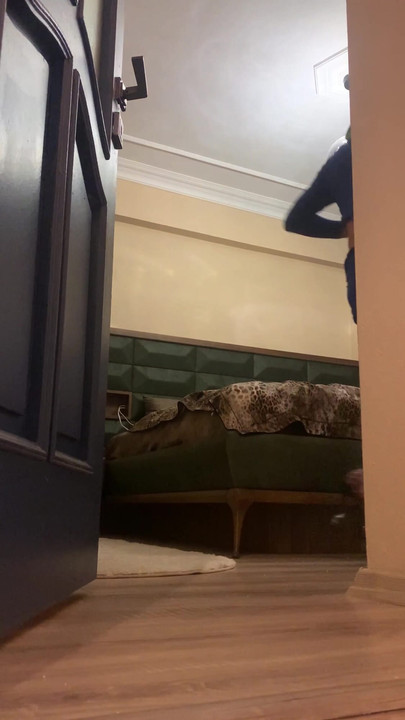 Mesti berkongsi detik dari "ibu tiri saya membersihkan bilik kemudian membuka pakaian dan mandi"