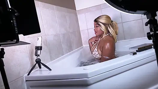 Seksi Nina Rivera havuzda ateşli bikiniyle oynuyor