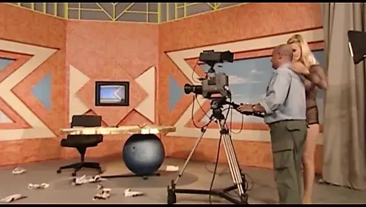 Sarışın orta yaşlı seksi kadın latin yarağı gırtlağına kadar alıyor ve mutfak masasında iki yarağı birden alıyor