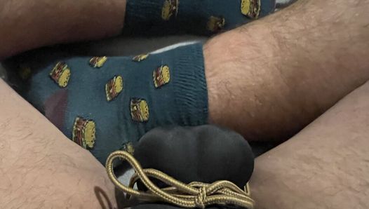 Bondage de pau e bola com grampos de mamilo duros e maiô de uma peça