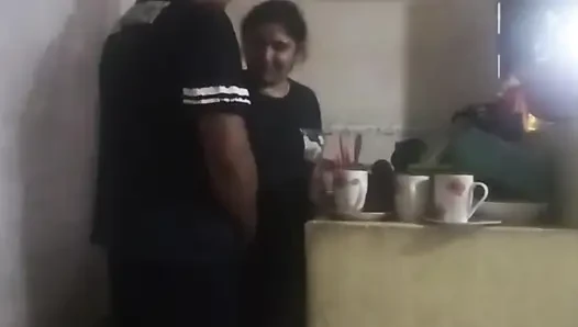 Zimmermädchen in der küche gefickt (meine frau hat uns fast herausgefunden)