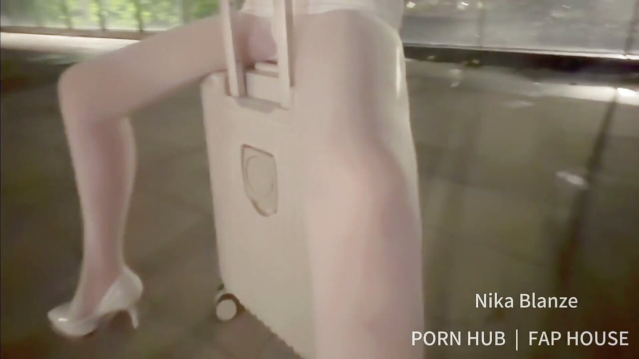 Perfect Figuur, Kousen, Hoge Hakken, Stewardess, Naakt Buiten, Openbaar Toilet Op Het Vliegveld Zichtbaar, Orale Zaad Binnenin