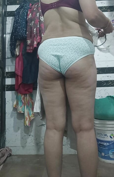 Priya Bhabi Sexy Painty Show