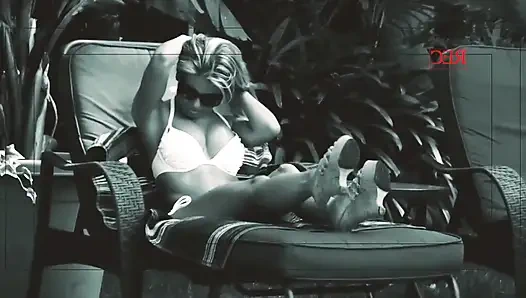 Сцена с грязными соседями - 4 грудастая милфа-блондинка заканчивается спермой на всем ее лице в саду, пока снимается на видео