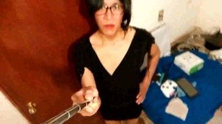 Joselynne, Transvestit in dunklem Rock und sexy Beinen