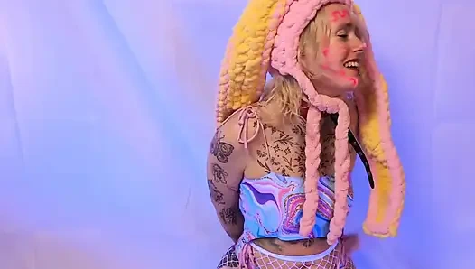 Gefangen genommen, osterhasen spielt mit spielzeug und liegt eiern