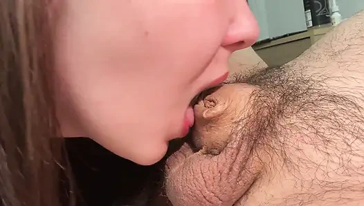 Самый крошечный пенис в мире испытывает первый оргазм и камшот