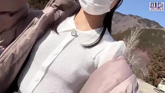 Kalabalık gözlerin dik uçlarında ateşli, sıkı bir tepenin ateşlendiği çıplak meme yürüyüşü faz.3