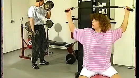 Schöne milf reitet den schwanz eines zerrissenen typen im fitnessstudio