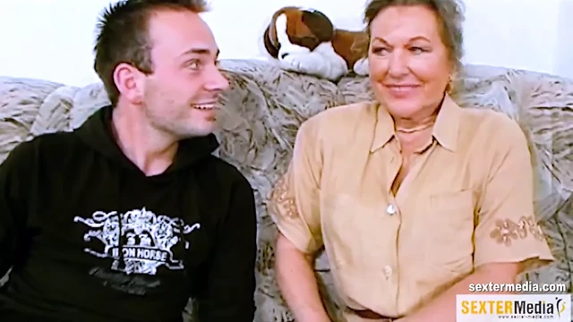 Oma ist geil auf ihren ersten Porno