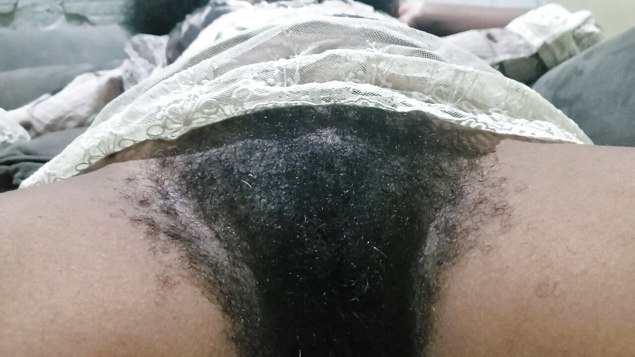 Pussy close-up levert een wilde privéfantasie gevuld met verleidelijke poseren