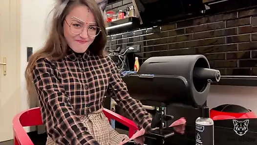 Mari galore packt eine fickmaschine mit ihrem freund aus