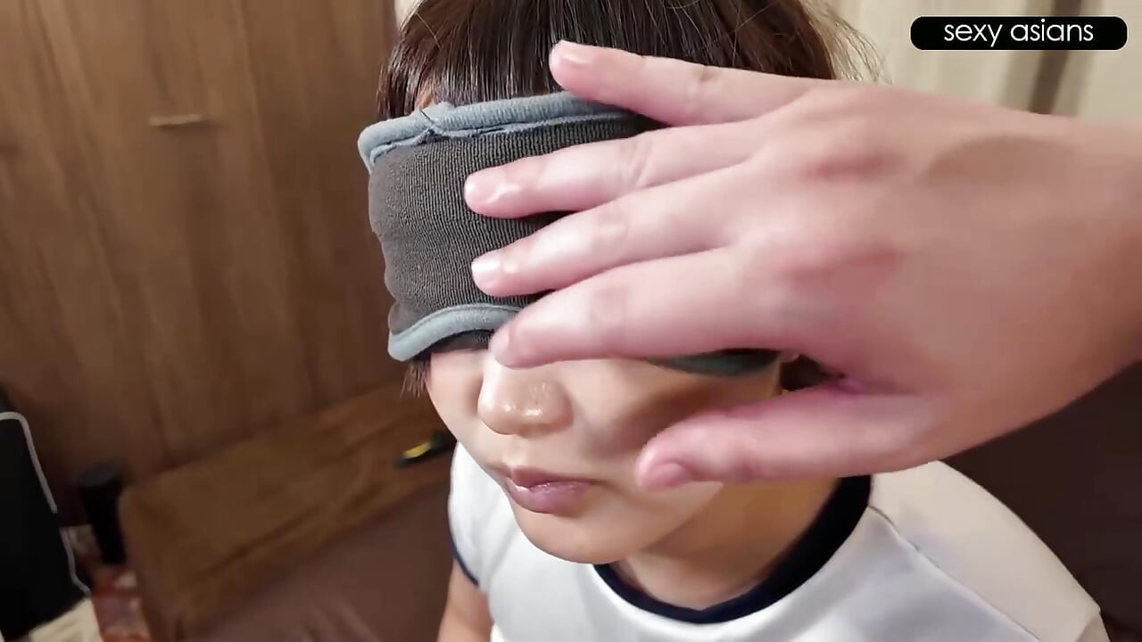 Cowok cosplay kepergok berbuat nakal, dan menggoda dan berujung habis-habisan