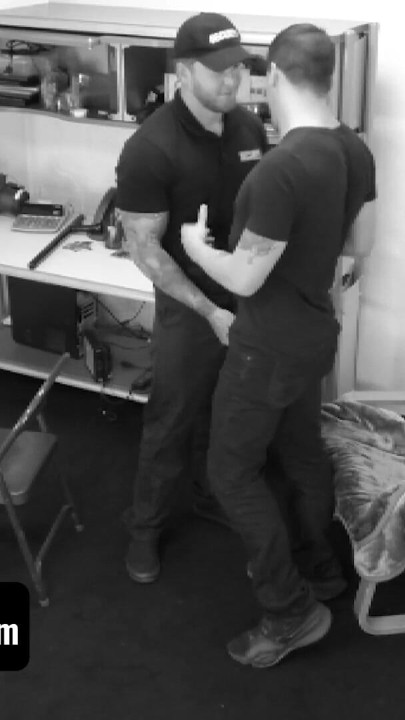 Ofițerul tatuat Jeremiah Cruze îi dă lui Ty Roderick ce merită - Young Perps | Clip 1