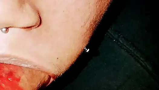 Cewek sange ini lagi asik jilat beceknya!!