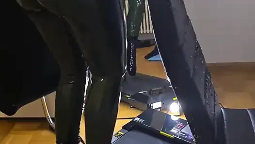 Ağzı tıkalı lateks köle kız koşu bandında midilli topuklu ayakkabılar ve bale çizmeleri içinde yürüyor ve sonunda orgazm oluyor ve yüzüne boşalıyor