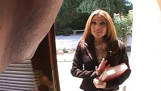 Azgın sürtük büyük bir yarak emiyor ve sonra sert bir sikiş için eğiliyor ve ağzına boşalma