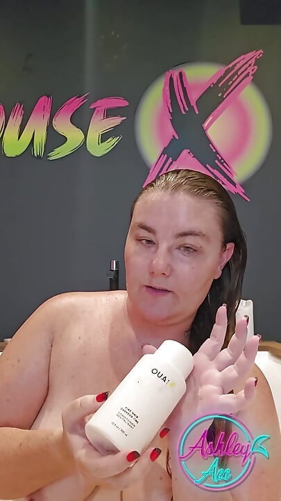 Ashley verandert haar wasbeurt van badhaar in speelgoedspel