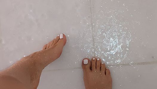 Une blonde danse un peu puis fait pipi sous la douche