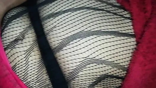 Üvey annemin kendine dokunuyor olduğunu gördüm ve içine girdim