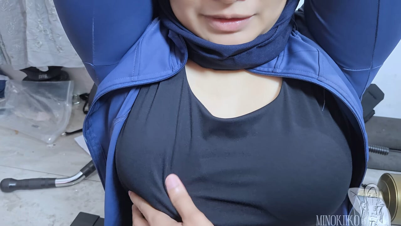 Azijska devojka u hidžabu zaglavljena u fitnes alatu i dobila spermu u lice od strane svog trenera - Minokiiko