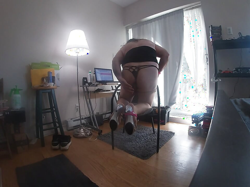 Silly Sissy TV a rien de mieux à faire l’après-midi.