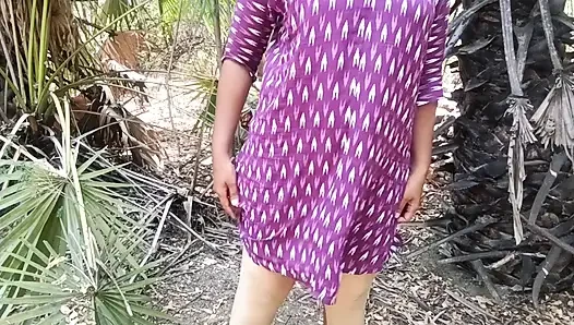 Hausfrau lutscht und leckt wald im freien