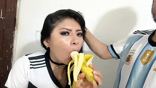 Sie weiß nicht nur, wie man eine banane gut lutscht!! Sie gibt auch erstaunliche blowjobs. Sie ist so heiß, wenn sie fickt