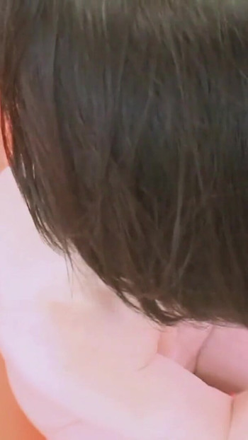 "늙은 아시아 할머니"의 턱 떨어뜨리는 순간