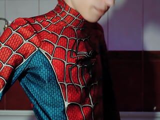 Archi Stewart werd Spider-Man aftrekspelletjes in de badkamer
