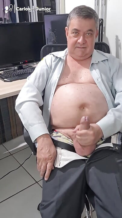 İş yerinde boşalıyor