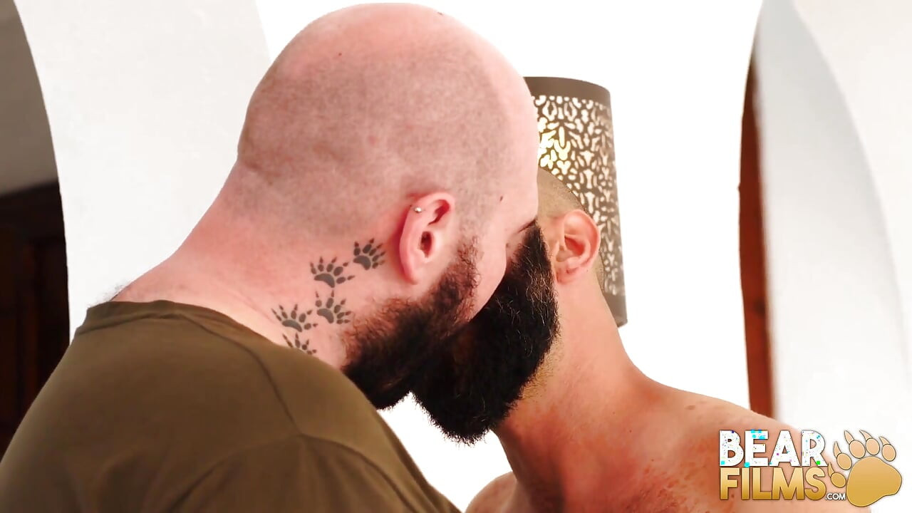 Bearfilms - Bear Justin West đụ con trước khi bắn tinh lên mặt