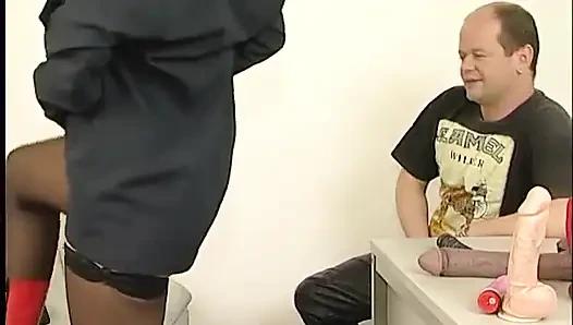 Милфа-блондинка мастурбирует игрушкой ее мокрую пизду на кастинге