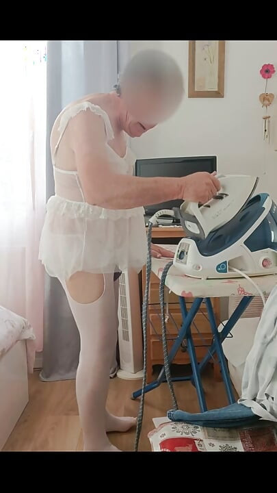 Peglanje u maloj bijeloj odjeći, li ga