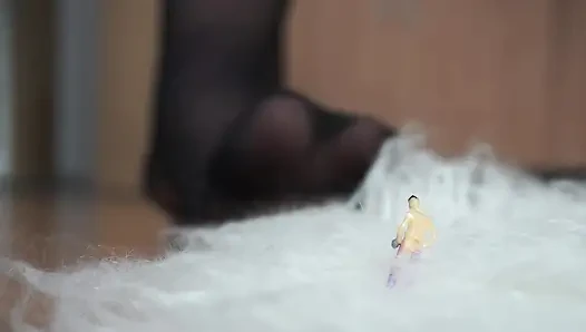 Giantess küçülen iş arkadaşlarıyla saklambaç oynuyor
