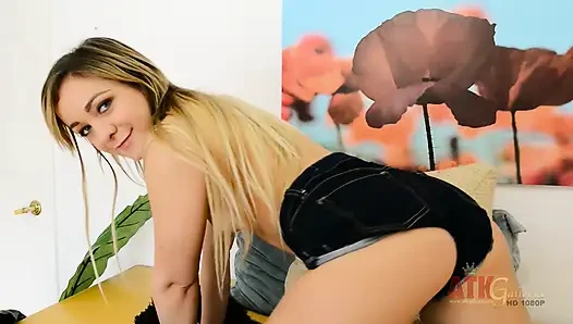 Cleo Vixen Solo: Kleine freche Titten, rosa Fotzen-Tease & Beine spreizen