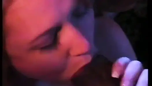 Персиковая девушка обожает засовывать большие члены в ее рот