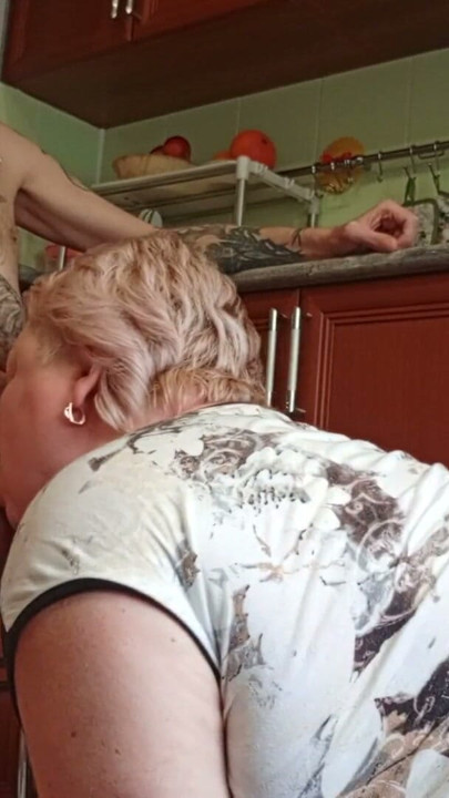 teściowa szarpie się ssie kutasa i patrzy na wytrysk | Klip 2