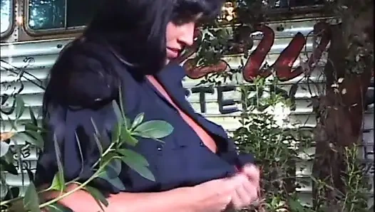 Polizist Fickt Eine Brünette Im Freien, Bis Sie Squirtet