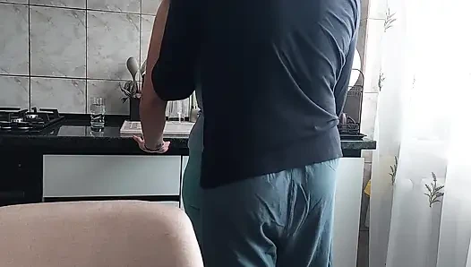 Aku crot di dalam teman sekamarku di dapur