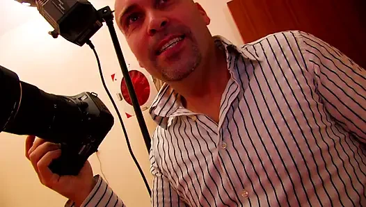 Küçük memeli esmer porno oyuncu seçmelerinde götünü patlatıyor