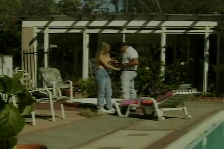 Cewek pirang sempurna mendapat facial setelah bercinta di luar ruangan di tepi kolam renang