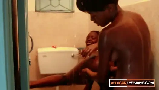 Lesbian kulit hitam bertubuh kurus lagi asik mandi pakai sabun dan menyelami memeknya yang ceroboh