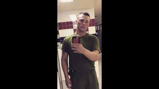 Hombre heterosexual del ejército estadounidense domina maricas